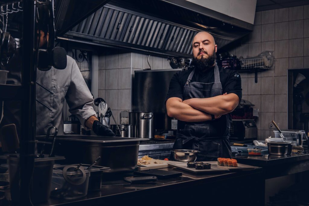 Dvaja kuchári varia spoločne v kuchyni pre blog  Neúprosná realita: Bojová zóna v gastronómii Edumanagement