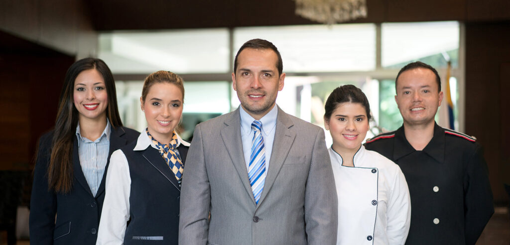 Prečo podniky zlyhávajú?  Šťastný zamestnanci v hoteli pre blog Edu-management.sk