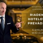 Thumbnail pre online kurz riadenie hotelovej prevádzky kde školiteľ ukazuje prstom na názov kurzu.