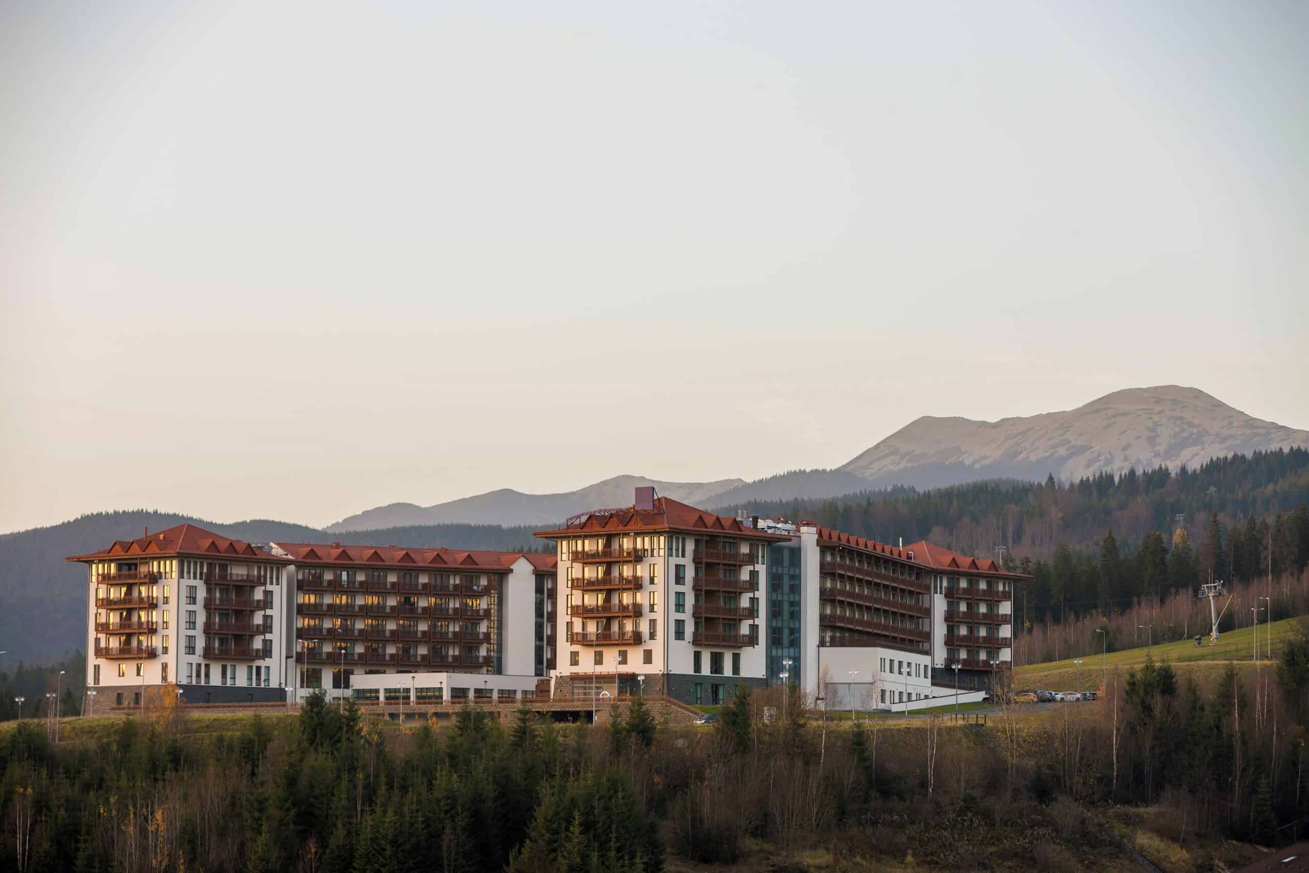 Veľký luxusný hotela vysoko v horách pre blog Edu-management