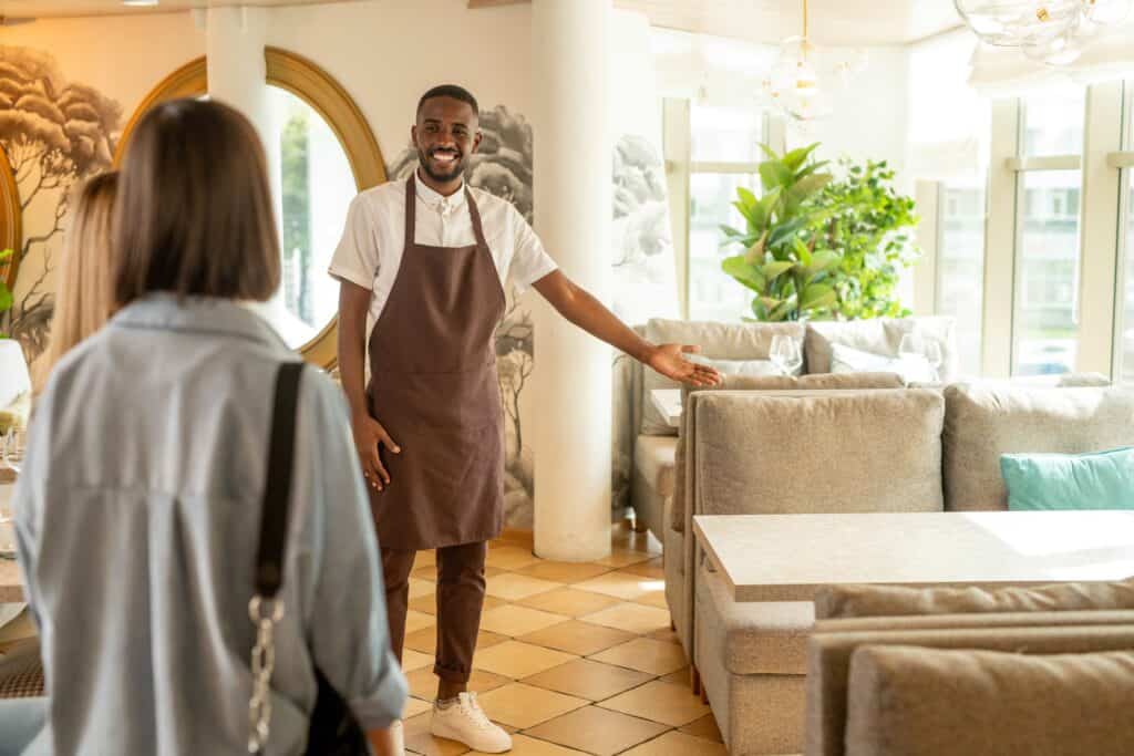 Čašník víta hostí  pre blog Edu-management.sk