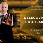 Michal Laurinc, expert na hotelový manažment v čiernom obleku, robí gesto rukou STOP na pozadí rozmazaného luxusného hotelového lobby. Na pravej strane je zlatý päťuholník s bielym textom: HOSPITALITY LEADERSHIP, DELEGOVANIE POD TLAKOM, 6-DIELNY MINI KURZ.