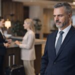 Manažér sa prechádza po lobby a kontroluje hotelovú prevádzku